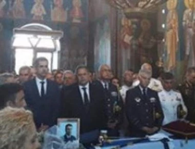 Δείτε εικόνες οδύνης από την κηδεία του επισμηναγού πιλότου της Πολεμικής Αεροπορίας